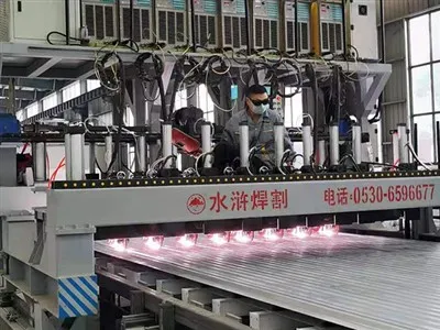 เครื่องเชื่อมอัตโนมัติแผ่นอลูมิเนียมด้านล่างสำหรับรถบรรทุกห้องเย็น